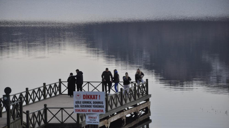 Yağmurlu ve karlı günlerin ardından tatilciler Abant Gölü Milli Parkı'na akın etti   